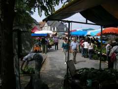 foto di marché au fleurs -artisanat-vide grenier