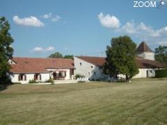 photo de Vacances en gîtes 4 * avec piscines privées,sauna en vallée du Lot.. photo de Vacances en gîtes 4 * avec piscines privées,sauna en vallée du Lot..